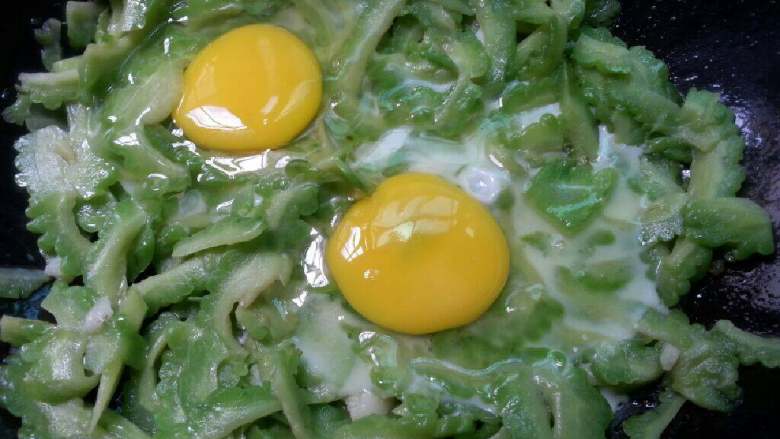 苦瓜炒蛋,<a style='color:red;display:inline-block;' href='/shicai/ 55'>苦瓜</a>洗净切薄片，<a style='color:red;display:inline-block;' href='/shicai/ 2795'>蒜头</a>切碎，锅里热油把蒜米爆香，加入<a style='color:red;display:inline-block;' href='/shicai/ 55'>苦瓜</a>变软放盐，再打入两个<a style='color:red;display:inline-block;' href='/shicai/ 9'>鸡蛋</a>