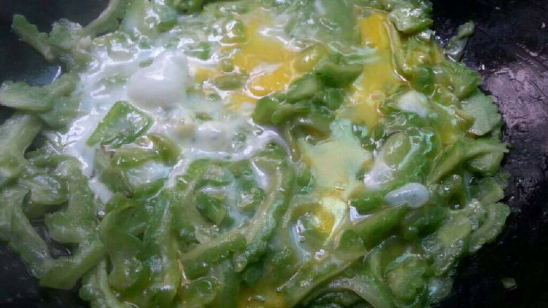 苦瓜炒蛋,关火，用手摇晃一下炒锅，使蛋白蛋清铺满苦瓜