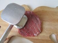 香煎牛扒,如图将<a style='color:red;display:inline-block;' href='/shicai/ 11255'>牛眼肉</a>用小铁锤敲打,如没有随便找先东西敲打