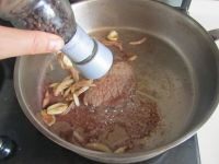 香煎牛扒,如图煎好后再加入黑胡椒碎;