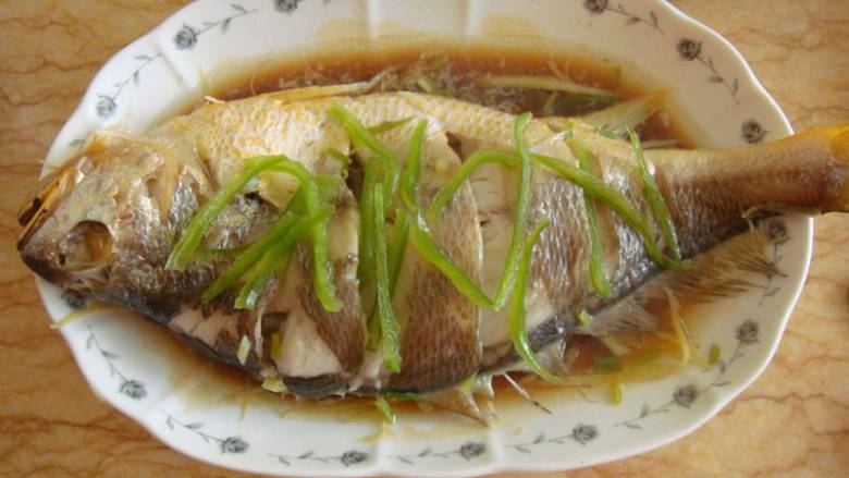 清蒸黄鱼,再把青椒丝加入,加入鲜酱油或者蒸鱼豉油