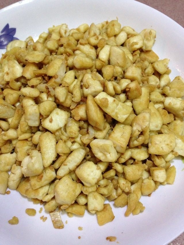 客家肠粉,热锅放油,炸豆腐,炸到金黄捞到碗里,放点盐拌匀