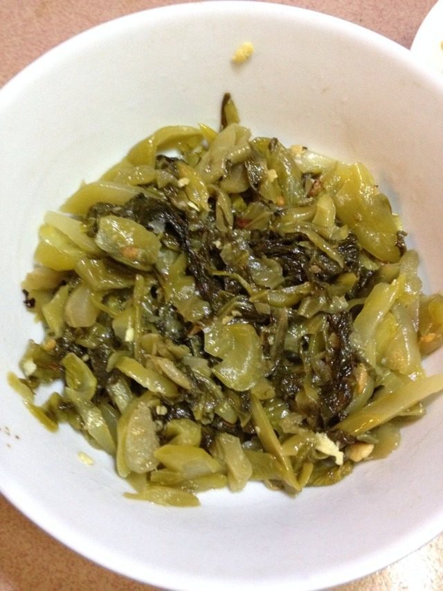 客家肠粉,放油爆香蒜,放咸菜爆炒,炒好装碗里待用