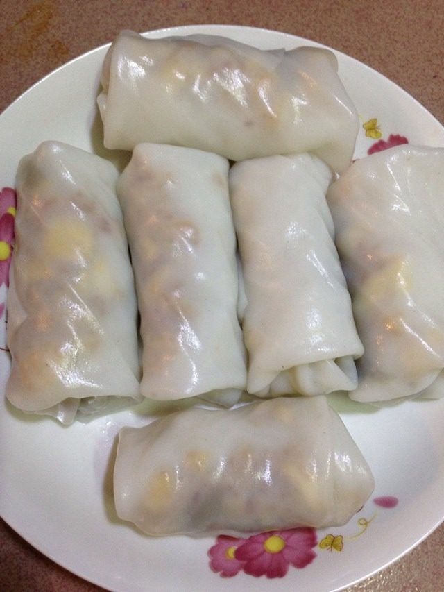 客家肠粉,再热锅放油,爆香蒜放点水,盐,<a style='color:red;display:inline-block;' href='/shicai/ 788'>生抽</a>,煮开后用生粉勾欠,淋在肠粉上