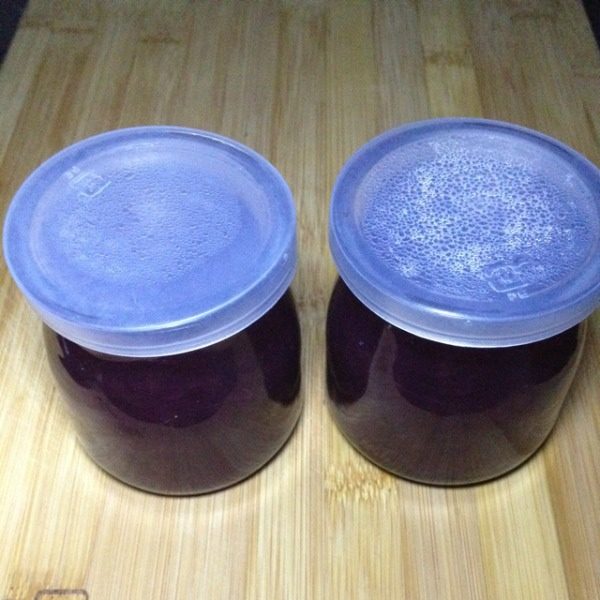 葡萄果酱,冷到7至8十度装入消过毒的玻璃瓶中,稍凉放冰箱保存