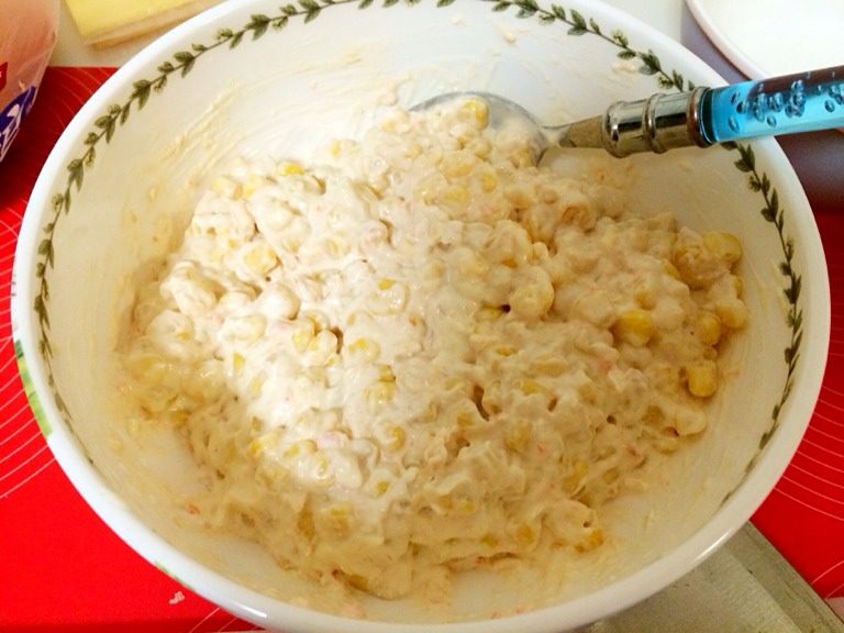 小当家三明治,金枪鱼、甜玉米、沙拉酱混合搅拌均匀;午餐牛肉切薄片备用
