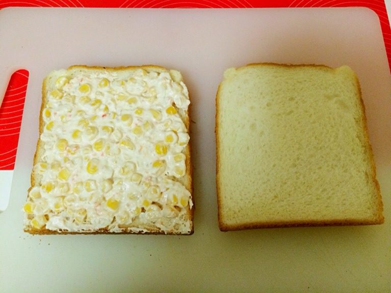 小当家三明治,去两片面包,其中一片涂抹酱料