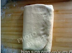 榴莲派,另外1/3也向中间折,再用用擀面棍轻轻敲打表面,再擀成薄片。这样动作再重复2次