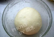榴莲派,揉成面团后加入黄油,揉成光滑面团,盖上保鲜膜醒20分钟