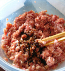 西洋菜猪肉馄饨,<a style='color:red;display:inline-block;' href='/shicai/ 414'>猪肉</a>馅加入调料，切碎的虾米和葱，搅匀