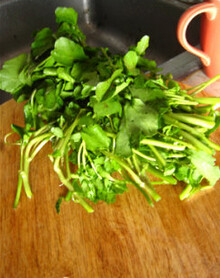 西洋菜猪肉馄饨,<a style='color:red;display:inline-block;' href='/shicai/ 3384'>西洋菜</a>洗净切碎，<a style='color:red;display:inline-block;' href='/shicai/ 289'>虾米</a>泡软切茸，葱洗净切末
