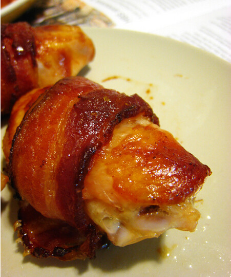 培根烤鸡翅,<a style='color:red;display:inline-block;' href='/shicai/ 865'>蜂蜜</a>和BBQ酱混合均匀，刷在鸡翅上，再烤约5min