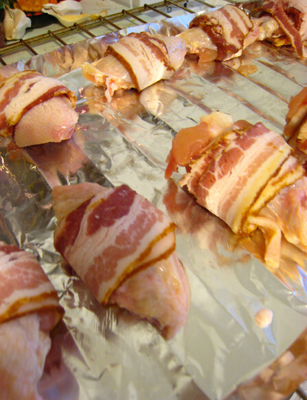 培根烤鸡翅,<a style='color:red;display:inline-block;' href='/shicai/ 96'>鸡翅</a>洗干净，用少许盐略腌30min，每个<a style='color:red;display:inline-block;' href='/shicai/ 96'>鸡翅</a>上缠一条<a style='color:red;display:inline-block;' href='/shicai/ 443'>培根</a>