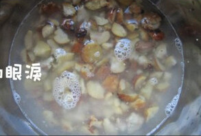 栗子酱夹心小蛋糕,用手捏成小块,放入锅中,加入没过栗子的清水。熬煮约十分钟左右,直到栗子煮熟。