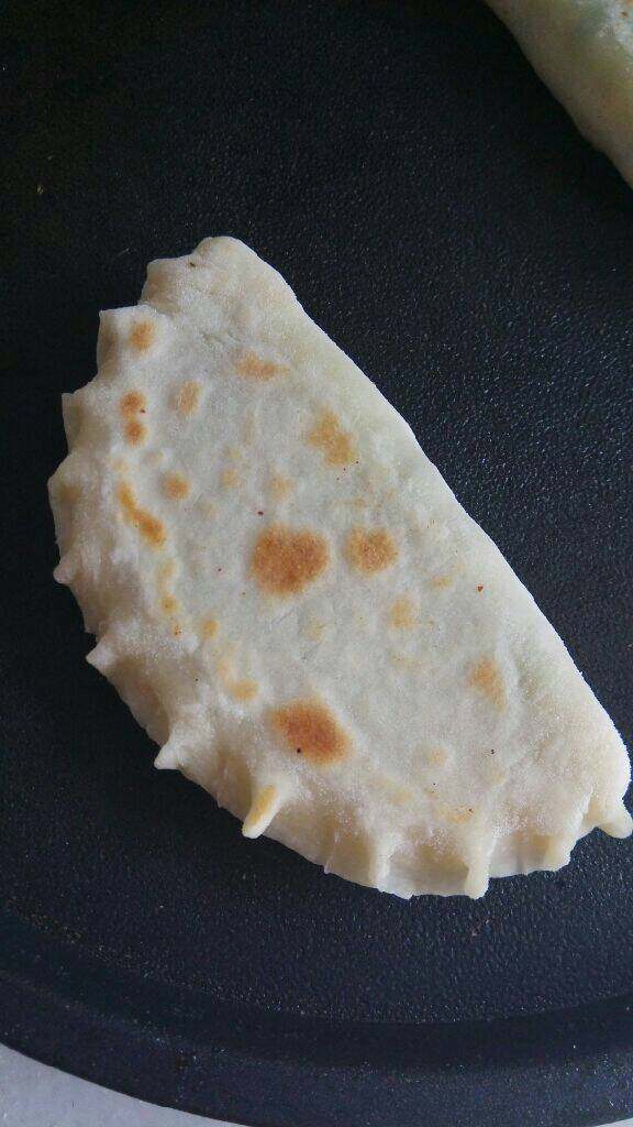 菠菜盒子,当一面烙好后，翻面烙另一面