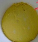 胡萝卜吐司,胡萝卜打成泥备用,除黄油外的材料揉至光滑,加入黄油揉至薄膜状,在室温下发酵到原来的2倍左右