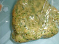 海苔肉松芝麻棒,倒入粉类,揉成面团,用保鲜膜包好放进冰箱冷藏