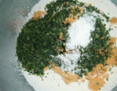 海苔肉松芝麻棒,低筋面粉过筛,把海苔、肉松和芝麻与低筋面粉混合
