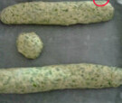 海苔芝士面包,把小面团擀成椭圆形,放进芝士片;再卷成长条