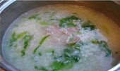 生菜瘦肉粥,放入里脊肉片，搅拌几下，放入切好的<a style='color:red;display:inline-block;' href='/shicai/ 121'>生菜</a>碎，在放入少量的盐。搅拌均匀即可