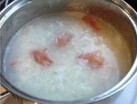 生菜瘦肉粥,锅中水滚开后，放入一小碗<a style='color:red;display:inline-block;' href='/shicai/ 492'>大米</a>。先用大火煮开，再转小火熬煮30-40分钟