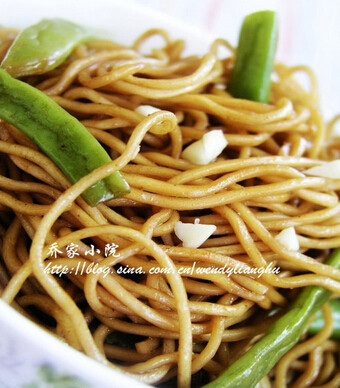 豆角肉焖面,锅底剩少量汤汁时火开小点,留一点点汤汁,把豆角和面条混匀即可
