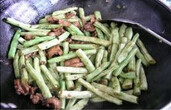 豆角肉焖面,热锅加油,把葱花和姜丝爆香,加入肉丝划散,把豆角倒进去,翻炒几下