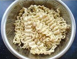 豆角焖方便面,将方便面放到开水中，焖几十秒，见方便面有点散开即可，沥干水分，备用