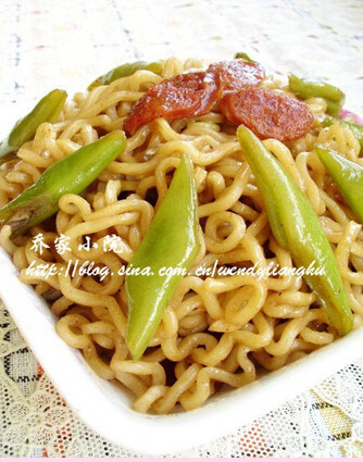 豆角焖方便面,再焖二三分钟，锅中水剩下一点点水，将豆角，面和肉上下搅拌均匀即可