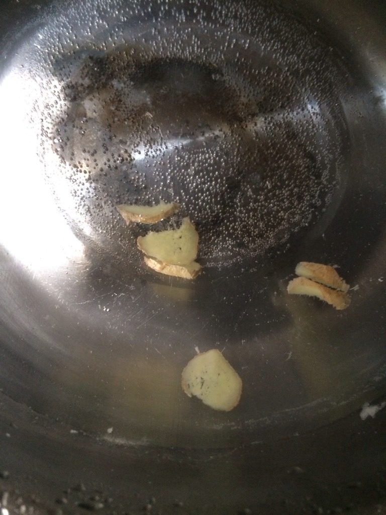 滑鳗鱼骨汤,锅里加清水适量,姜三片
