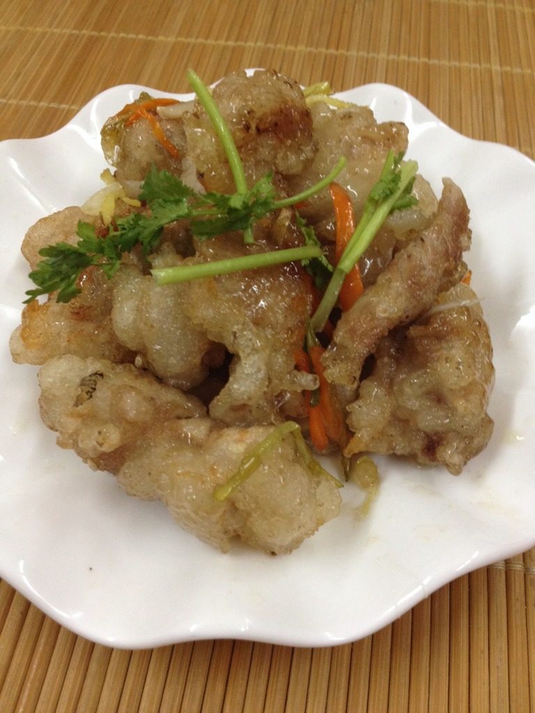 东北锅包肉,如图锅里放油,放入葱姜蒜,倒入醋,<a style='color:red;display:inline-block;' href='/shicai/ 10588'>糖</a>,把肉倒入锅里,迅速拌匀!出锅!
