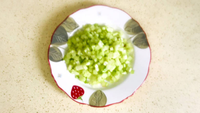 芹菜炒墨鱼,<a style='color:red;display:inline-block;' href='/shicai/ 125'>芹菜</a>去掉叶子,切成小丁