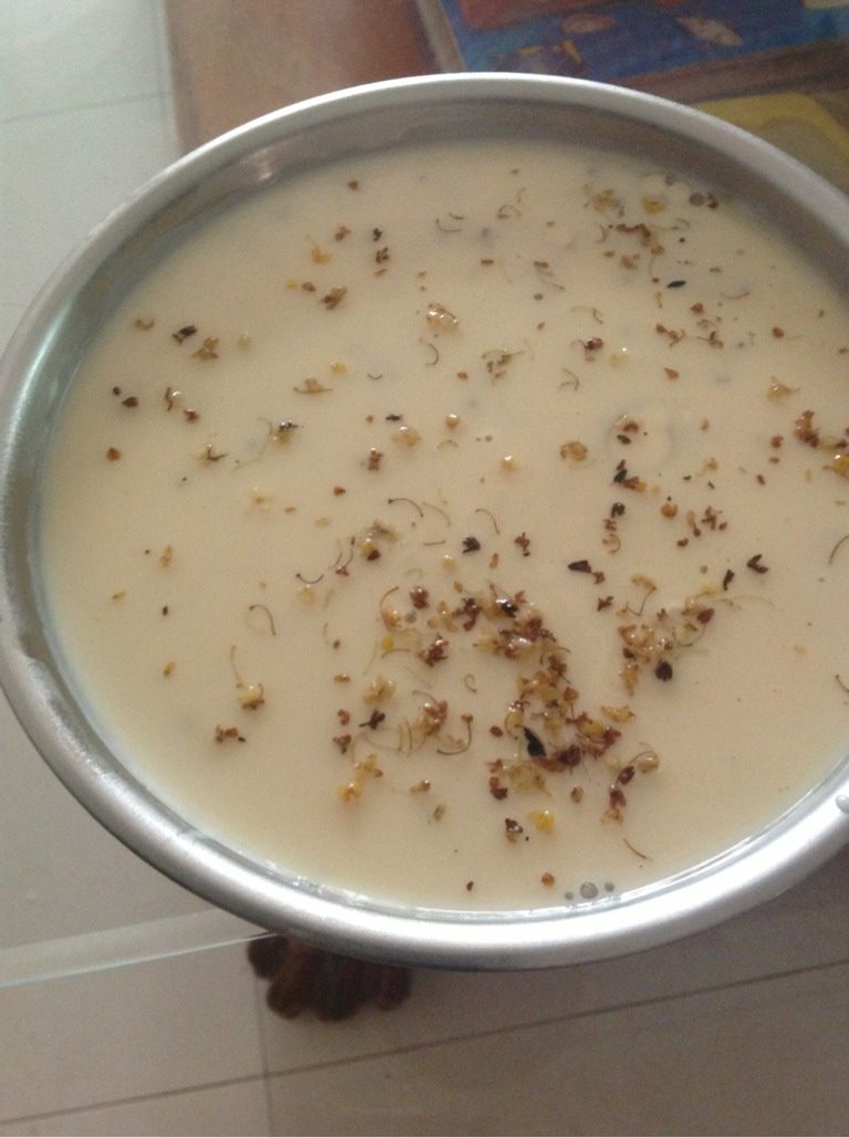 桂花椰汁千层果冻,取出平底盘,洗净擦干水渍。先捯入一层椰汁铺底,放入冷冻室10分钟,取出再铺一层桂花汁放入冷冻室10分钟。如此类推,到时切开就好多层咯。