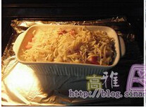 黄金海鲜焗饭,烤箱预热,将炒饭放进烤箱里,以180度焗烤15分钟,烤至表面金黄色即可