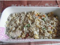 黄金海鲜焗饭,放盐调味,炒均匀,把炒好的饭放入烤盘中