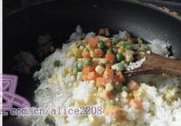 黄金海鲜焗饭,鸡蛋打散;炒至半生熟,倒入白饭,炒均匀后,将<a style='color:red;display:inline-block;' href='/shicai/ 88994'>青豆粒</a>,红萝卜粒,玉米粒放入,翻炒均匀