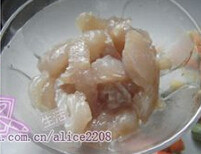 黄金海鲜焗饭,将鱼肉片用盐,胡椒粉,料酒腌几分钟;虾仁去肠;蟹捧成小段