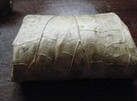 糯米鸡,用剪刀将荷叶修整齐,擦干水份,上面先放一部分糯米饭压实,将馅料和料汁放入后,再铺上一层糯米饭,包成长方形或者四方形