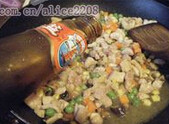 糯米鸡,放盐,鸡粉,糖,胡椒粉,蚝油调味,翻炒均匀,加入浸泡虾米和香菇的水稍煮,洒香油盛出备用;