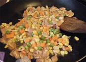 糯米鸡,油锅放入鸡腿肉炒至断生,放入香菇丁,红萝卜粒,<a style='color:red;display:inline-block;' href='/shicai/ 4802'>玉米粒</a>,青豆和虾米炒匀