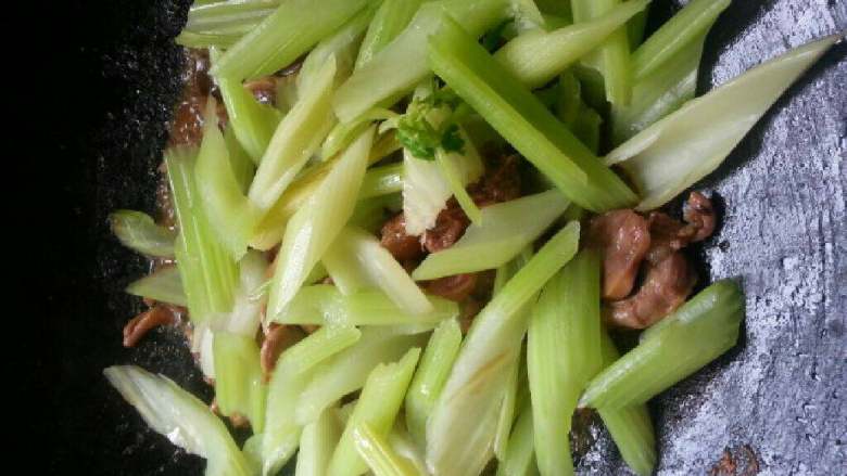 炒芹菜鸡珍,再加入芹菜炒、加小点水后加盖再煮5分钟即可。关火