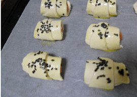 千层皮包香肠,刷上蛋黄液撒上<a style='color:red;display:inline-block;' href='/shicai/ 666'>芝麻</a>，放入烤箱200度15到20分钟，表面金黄色即可