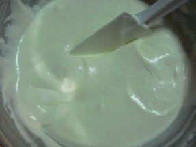 酸奶轻乳酪蛋糕 ,将蛋白分三次加入50克细砂糖,打发至干性发泡前的状态,分三次拌入奶酪面糊中,切拌均匀
