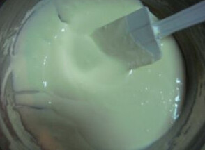 酸奶轻乳酪蛋糕 ,加入低粉搅拌均匀,放冷藏室备用