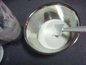 酸奶轻乳酪蛋糕 ,将奶油奶酪,动物性淡奶油,酸奶全部放入料理机搅打至顺滑,倒出在一个盆子里