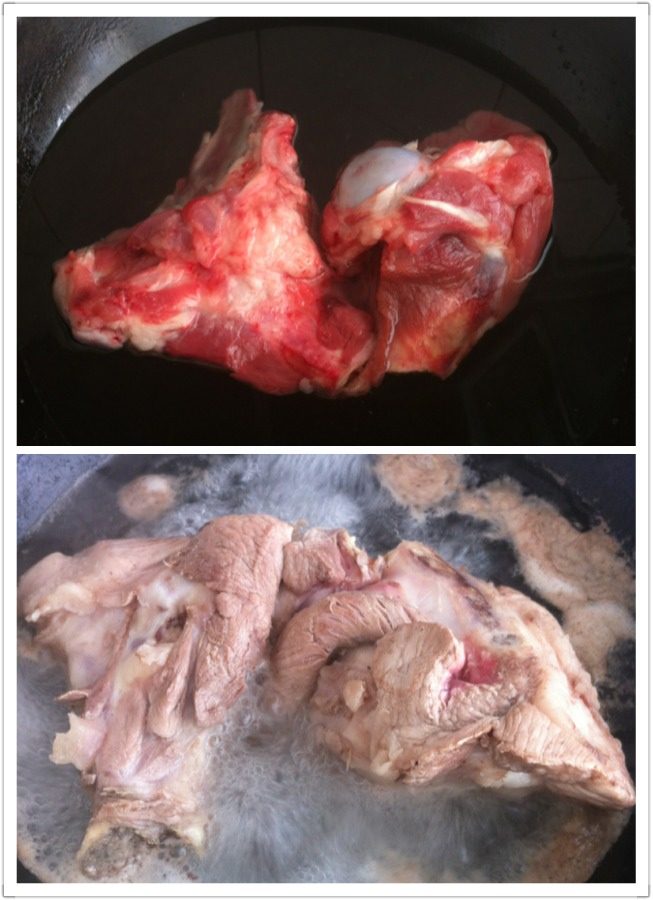 酸菜炖大骨头,如图,大棒骨从中间一剁两块,凉水下锅,煮大约十分钟去除血水。