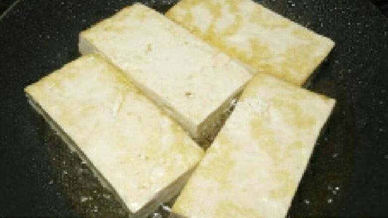 韩式烤肉披萨,豆腐放在煎锅里煎