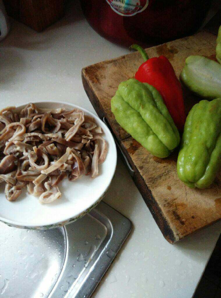 佛手瓜炒肚丝,准备原料,我的猪肚是提前卤好放冰箱分好冷冻的,吃起来方便,大家也可以在超市和菜场买熟的或者半成品