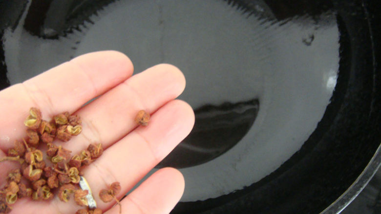 清蒸白水鱼,重起油锅,油温5分热加入适量花椒熬出香味去掉花椒渣