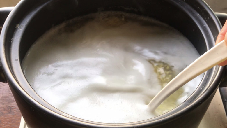 白菜豆腐皮蛋粥,边煮边搅拌至沸腾,继续煮至熟烂